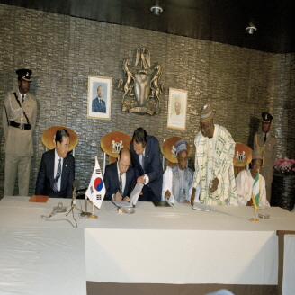 한국·나이지리아 대통령 공동성명서에 서명 대표이미지