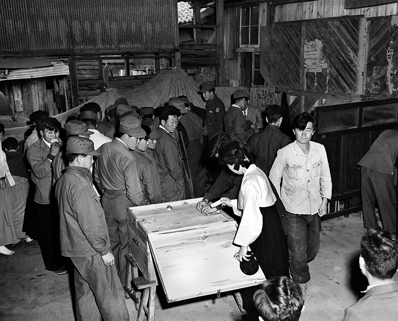 1952년 4월 25일 투표를 위해 동해의 한 투표소에 모인 사람들.