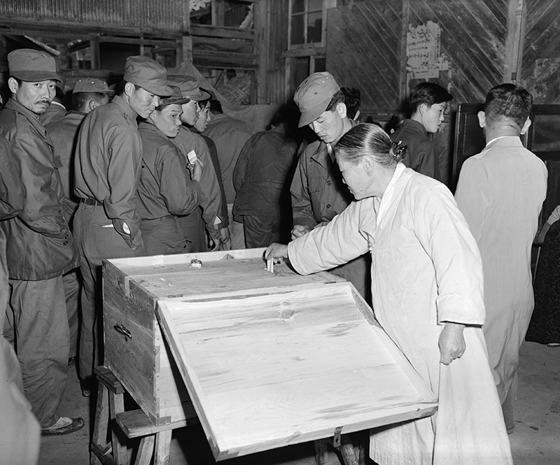 1952년 4월 25일 부산 근교의 동해 마을 투표소의 모습.
