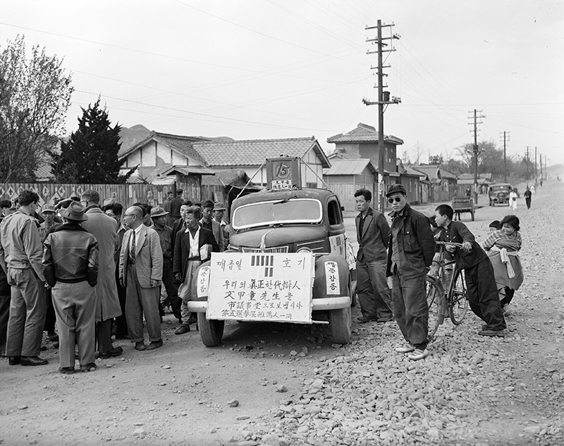 1948년 선거 이후 최초로 전국 지역 선거가 1952년 4월 25일과 5월 10일에 열릴 예정이다. 출마지역에서 선거유세 중인 한 후
보.