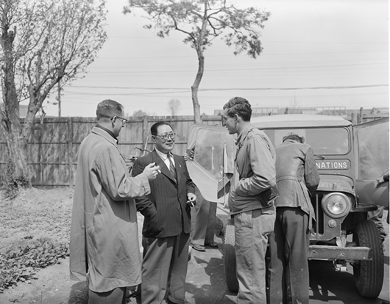 UNCURK 대표들이 1952년 열릴 지방 선거를 감독하기 위하여 지방순회길에 올랐다. 독립당 후보 문갑동씨와 대화중인 네덜란드 임시대표 David Ketel씨와 N. 
Currie씨.