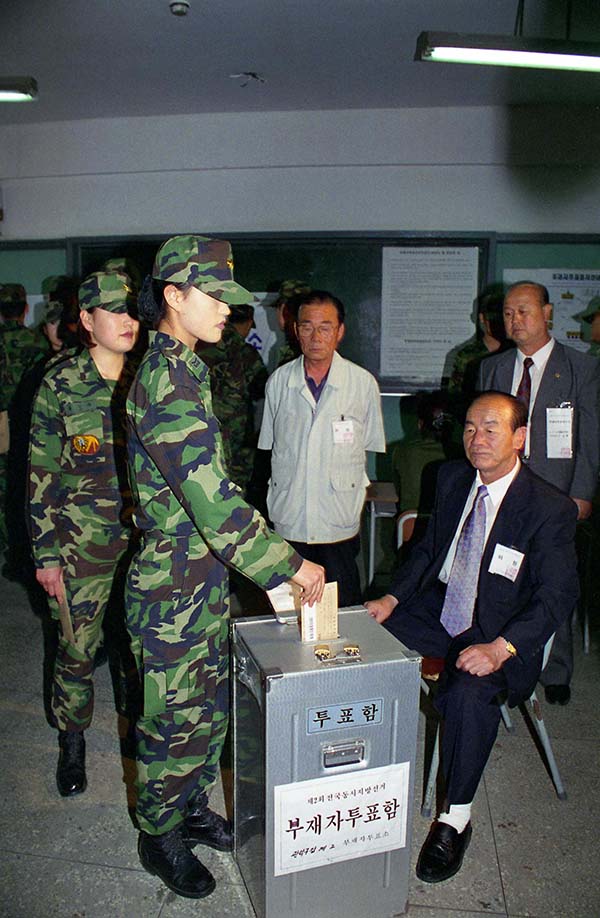 부재자투표함에 투표용지를 넣는 군인