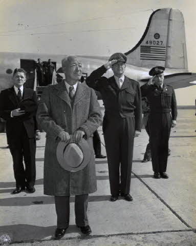 일본 하네다 공군기지에 도착한 이승만 대통령
