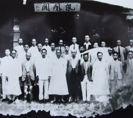 조선표준어 사정위원회 회원들의 기념촬영