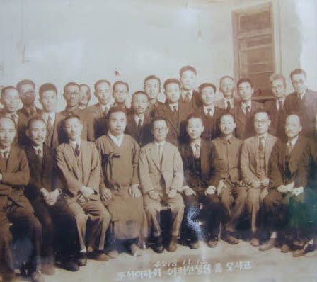 조선어학회 회원들의 기념촬영