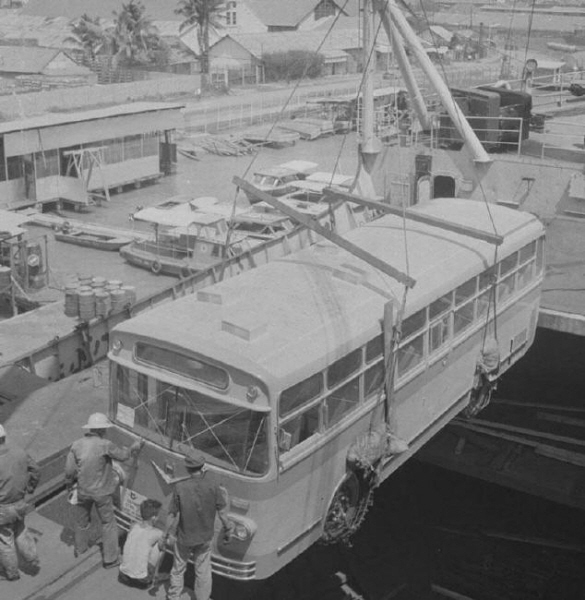 하동환버스회사 베트남 수출버스 20대 하역 작업광경