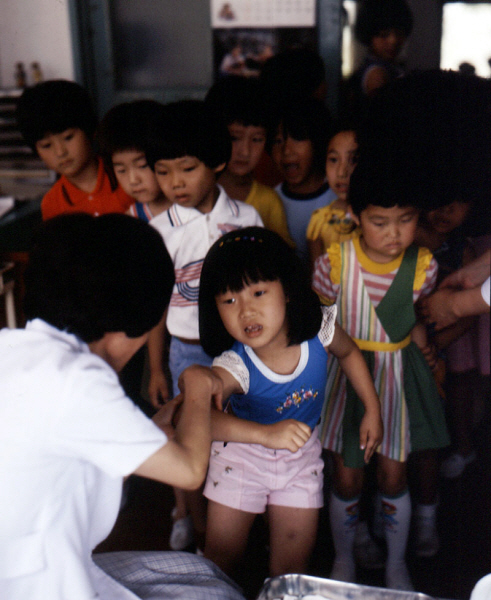 매동국민학교 어린이 교실 풍경 및 신체검사