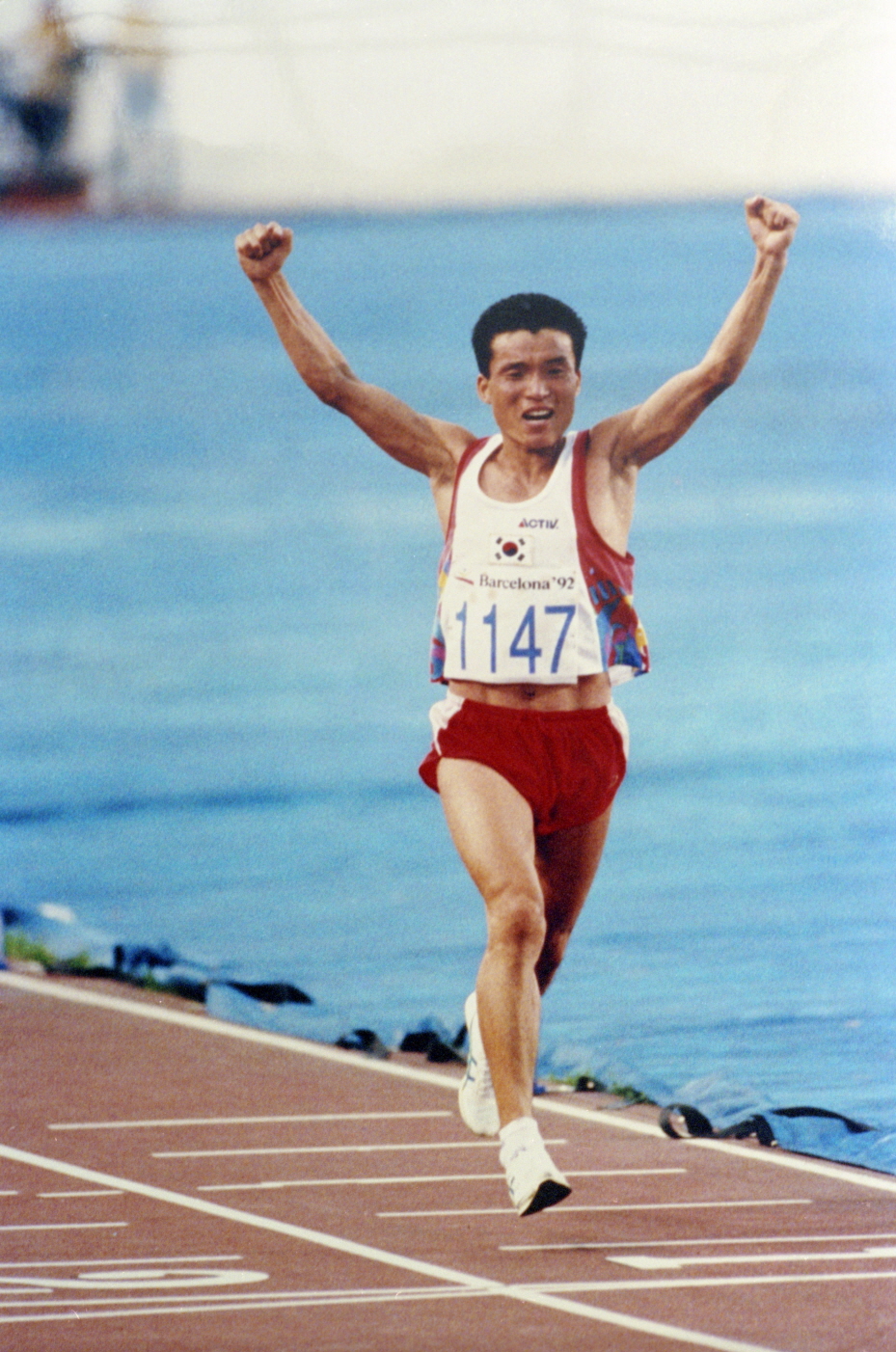 황영조 제25회 바르셀로나 올림픽 마라톤 우승자 골인 사진