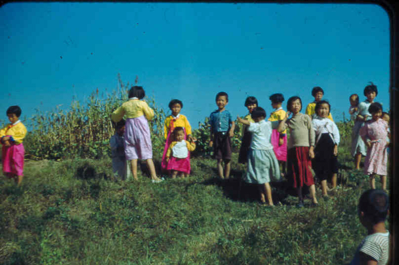 서울풍경(언덕에 모여 있는 어린이들)