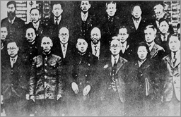 (사진)소련이 1946년 2월 8일 김일성을 내세워 수립한 「북조선임시인민위원회」소속위원들 모습(1946), CET0042599(1-1)