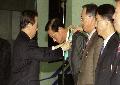 초고속 인터넷 1000만 돌파기념행사에 참석해 메달수여하는 김대중대통령
