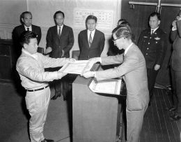 엄민영 내무부장관 독도 경비대원 방위포장 수여 (1952년)  1번째 원문이미지