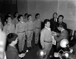 엄민영 내무부장관 독도 경비대원 방위포장 수여 (1952년)  2번째 원문이미지