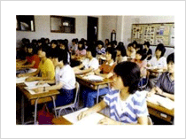 (사진)교복자율화 이후 교실, 1980년대, 『제5공화국 7년』(문화공보부)