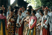 한복을 곱게 입은 고려인들과 김병화 농장 관계자들(1994)