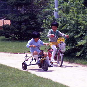자전거 타는 어린이들