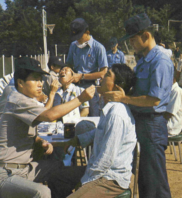 해군 낙도 기동 홍보단의 무의 낙도 의료 봉사활동