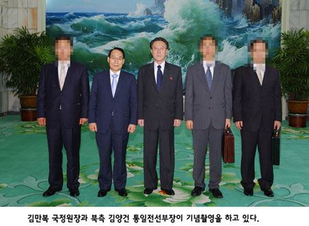 김만복 국정원장과 북측 김양건 통일전선부장이 기념촬영을 하고 있다.