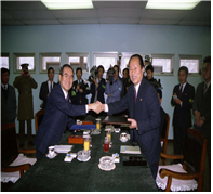 임동원 대표 한반도 비핵화 공동선언문 북측과 교환 기념사진 촬영 사진