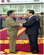 김대중 대통령 김정일 위원장과 악수 사진