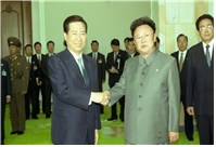김대중 대통령 김정일 위원장과 기념촬영2 사진