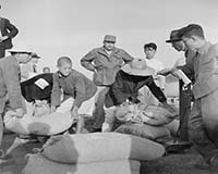 연합군이 일본으로부터 들여온 미곡을 배급하는 모습