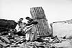인천의 파괴된 집을 복구하기 위해 폐품을 수집하는 가족