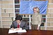협정서 서약과 비준공탁금 교환하는 한국 대표단