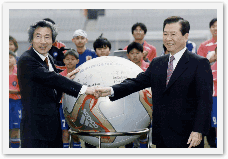 국정홍보처, 김대중대통령 고이즈미일본총리 월드컵공인구모형 피버노바에서명(2002), CET0088484