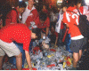 붉은 악마 응원단의 청소모습