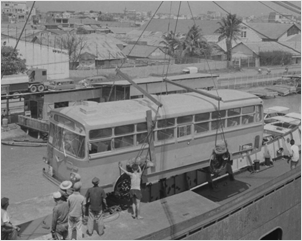 하동환자동차공업이 베트남에 수출한 버스를 하역하는<br/>모습(1967)