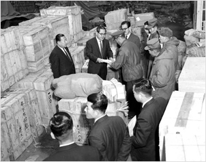 시장상인이 모집한 위문품 일선장병에 전달(1960년)