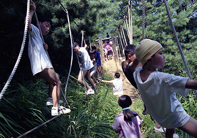여름 극기훈련 캠프에 참석한 어린이들 모습