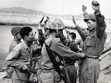 인천상륙작전에서 잡힌 북한군 포로를 검색하는 미군 기록물 썸네일