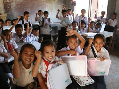 코이카 해외봉사단으로부터 학용품을 전달받은 라오스 아이들 썸네일
