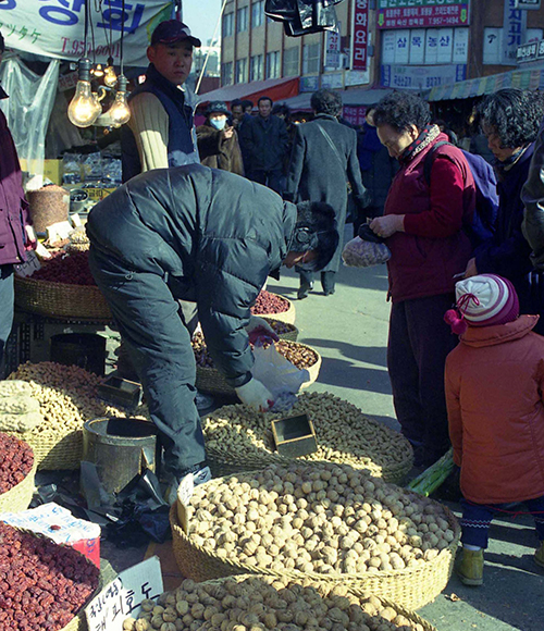 정월대보름 부럼파는 시장 풍경(2000)