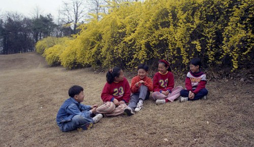 개나리꽃앞의 어린이들 (1996)