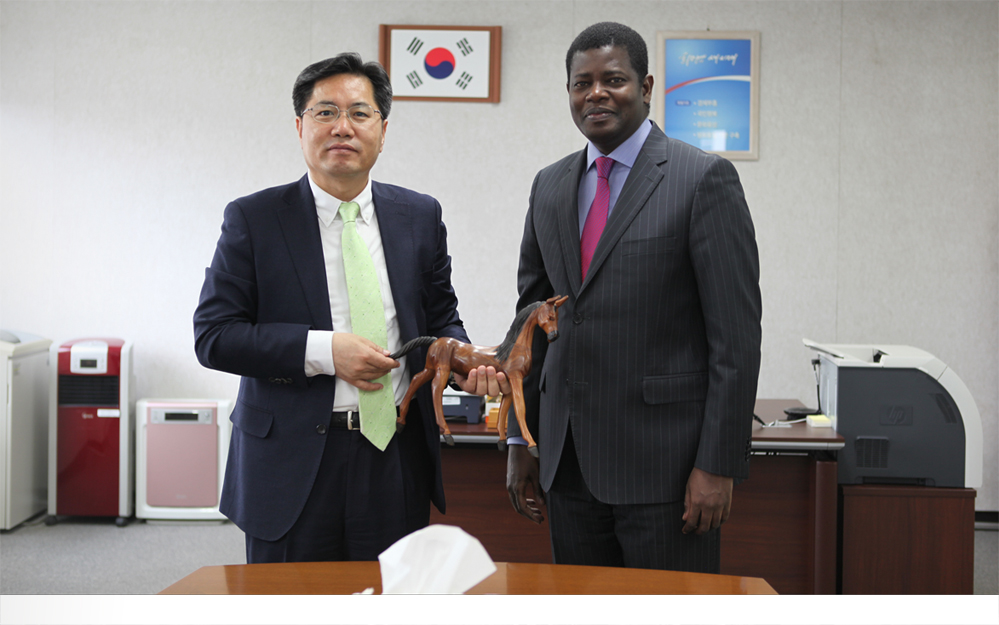 이상진 국가기록원장(좌)과 마마두 은자이 주 대한민국 세네갈 대사(우)
