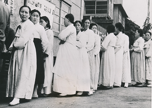 투표소 앞에 줄을 선 사람들(1948)