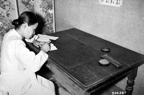 1948년 5월 총선거에서 투표하는 모습(1948)