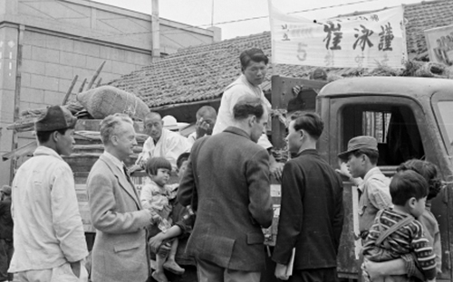 선거용 트럭 앞에서 UNCURK직원들과 대화하는 주민들(1952)