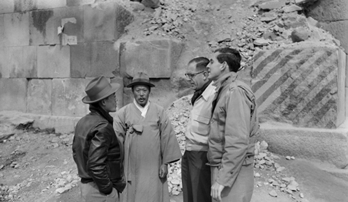 무너진 수원의 성벽 앞에서 주민과 대화하는 UNCURK 직원들(1952) 