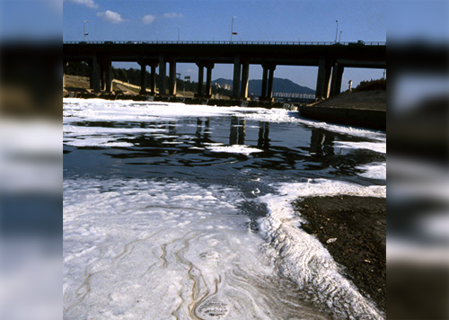 한강에 흘러든 오염물질(1991)