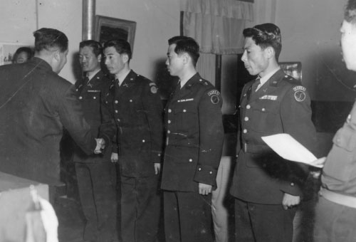 제7회 이탈리아 코르티나 동계올림픽에 참여하기 전 육군빙상부 소속 선수들이 김용우 국방장관에게 출발 신고하는 모습(1956)