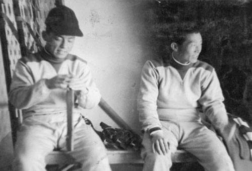 제7회 이탈리아 코르티나 동계올림픽에 참가하기 전 노르웨이 오슬로에서 전지훈련 중 휴식하는 모습(1956)