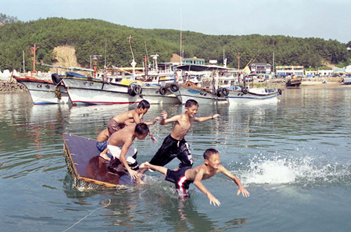 바다에서 물놀이 하는 어린이들(1997) 