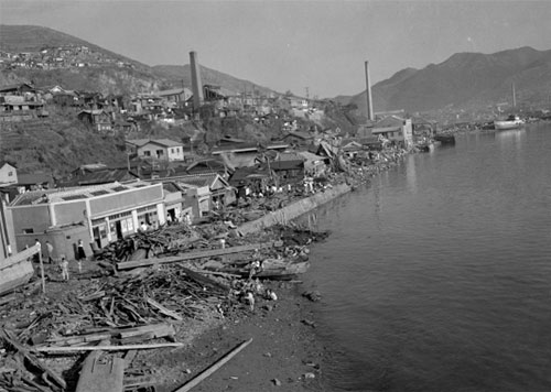 태풍으로 인해 파괴된 가옥과 수재민들(1959)
