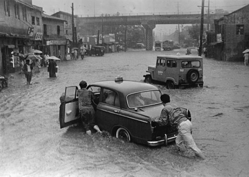 물에 잠긴 자동차를 미는 사람들(1966)