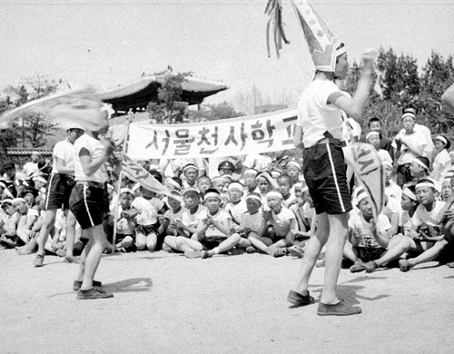 어머니 및 어린이날 기념운동회에서 응원하는 어린이들(1957)
