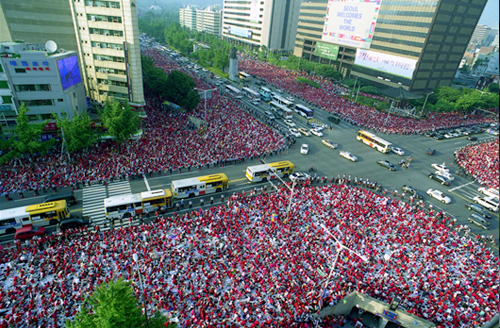 서울시청 앞 광장을 가득 메운 붉은 물결